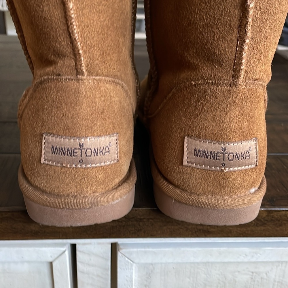 Minnetonka  Women’s  Olympia Suede Boots.  Sheepskin Lining Easy Slip On.  NWOT - Picture 5 of 15